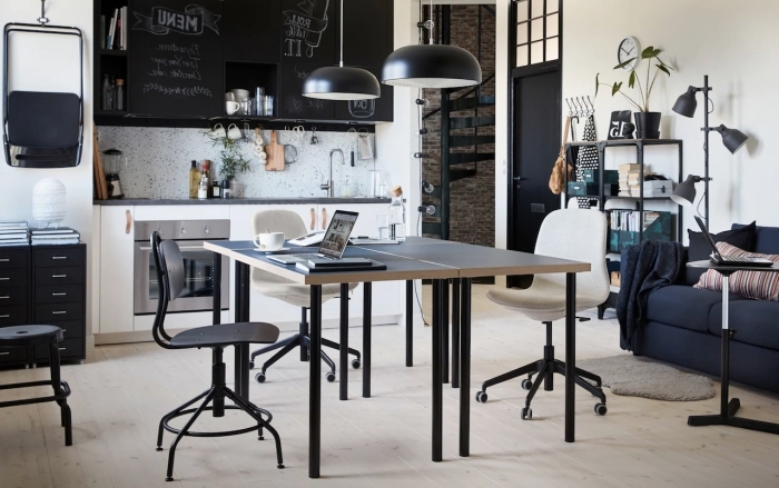design intérieur style industriel avec pan de mur en briques et accents en métal noir, exemple aménagement bureau dans la cuisine