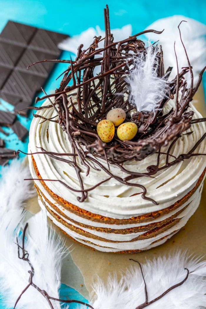 technique de décoration de dessert pour la fête de pâques avec nid en chocolat fondu, exemple de gateau de paques 2020