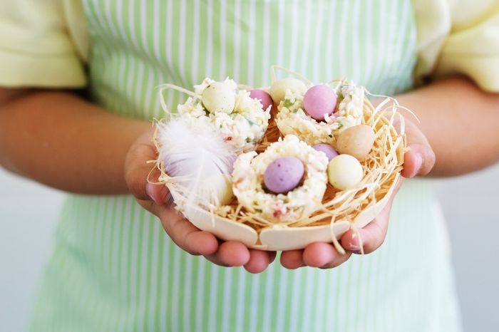 comment réaliser un centre de table original pour la fête de pâques avec mini desserts, idée recette nid de paques facile