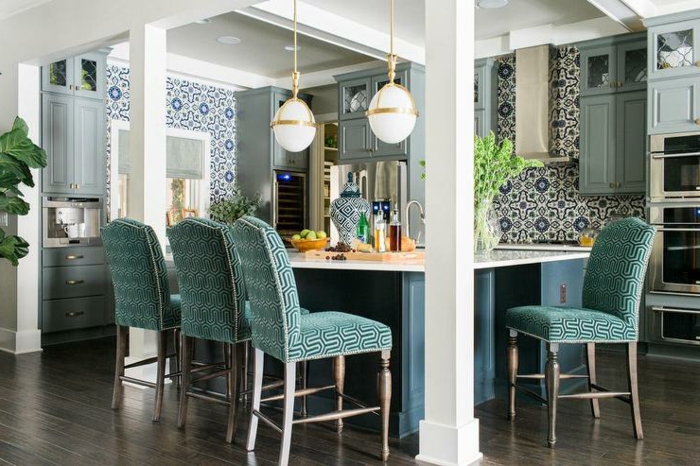 Cuisine bleu marine pour le carrelage peinte à main et meubles turquoises, idee cuisine inspiration décoration simple