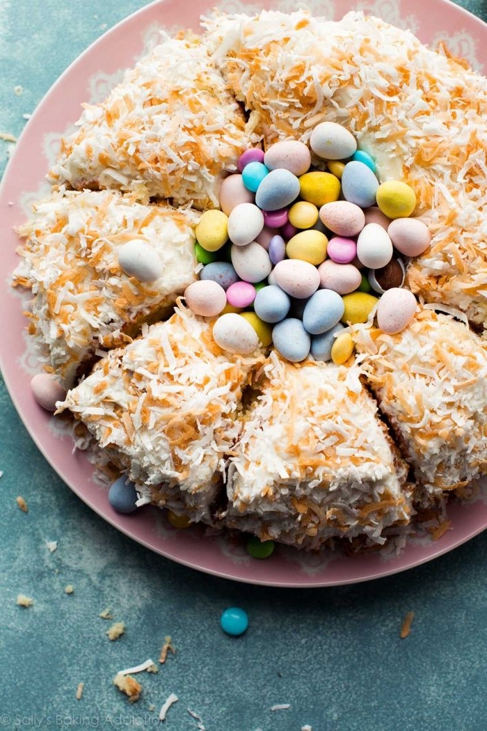 préparer le meilleur gateau de paques facile et moelleux, idée recette dessert de Pâques sous forme de nid décoré avec zeste d'orange