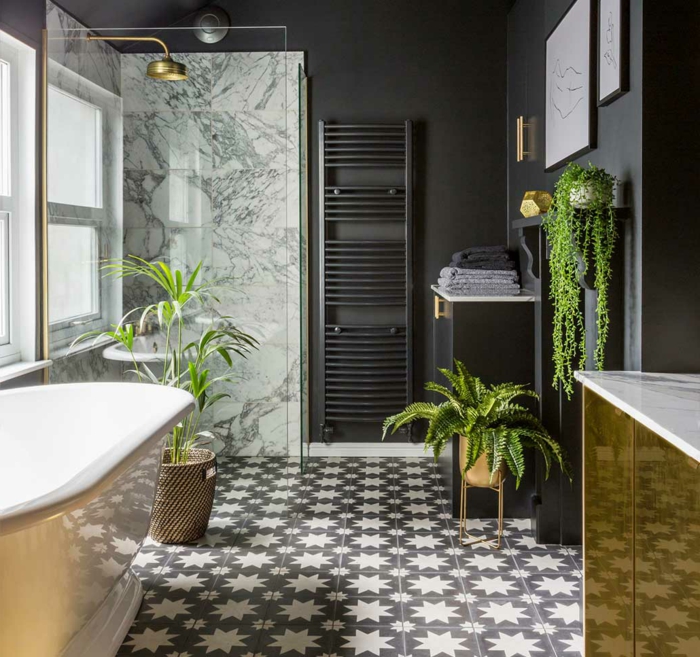 Baignoire ovale salle de bain zen, douche doré mur marbre, comment créer de l'ambiance dans la salle de bains vert de gris avec plantes vertes