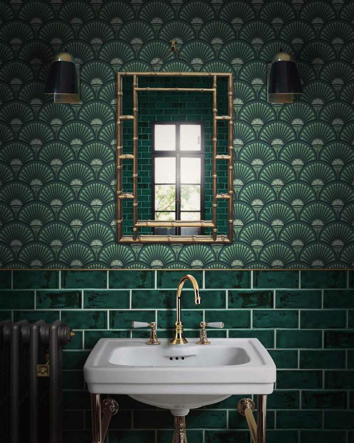 Comment aménager le mur vert industriel style salle de bain miroir doré, aménagement petite salle de bain, image salle de bains vert