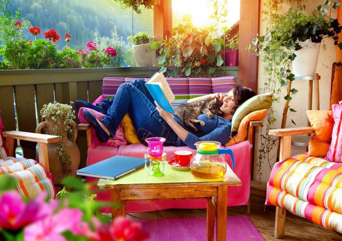 Belles couleurs et vue de la terrasse, femme avec son chat lisant un livre, aménager un petit jardin, idees terrasses exterieures joli déco
