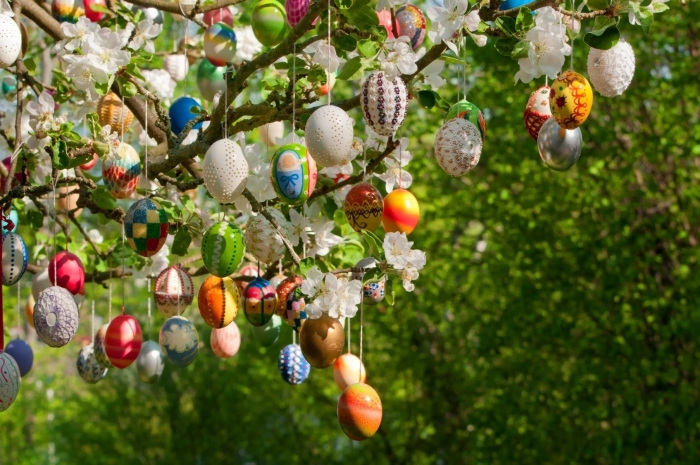 activité manuelle paques originale, décoration extérieure pour la fête des Pâques, arbre décoré avec oeufs de pâques