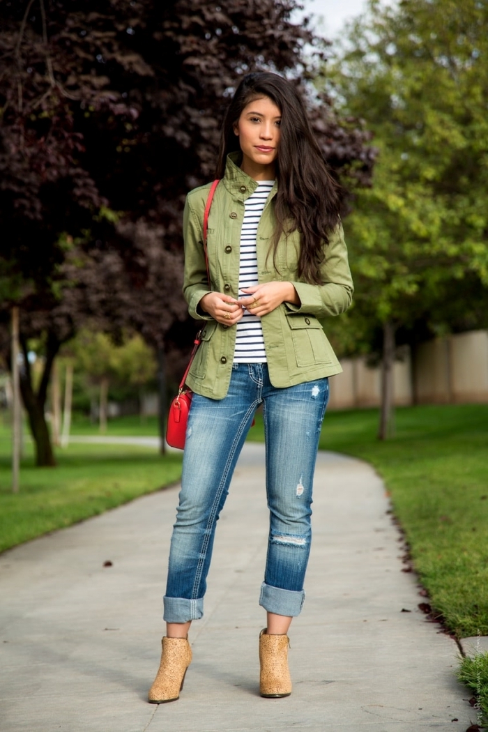 tenue casual en jeans déchirés et veste cintrée femme de couleur tendance verte, idée comment bien s'habiller femme