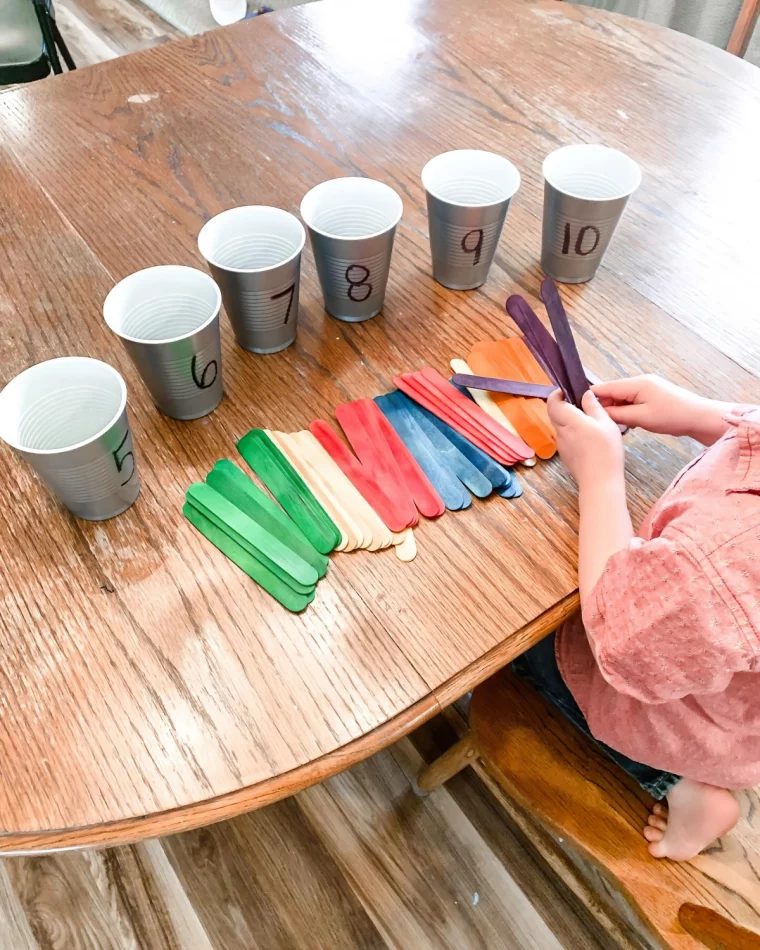 jeu educatif batons bois colores goblets chiffres couleurs