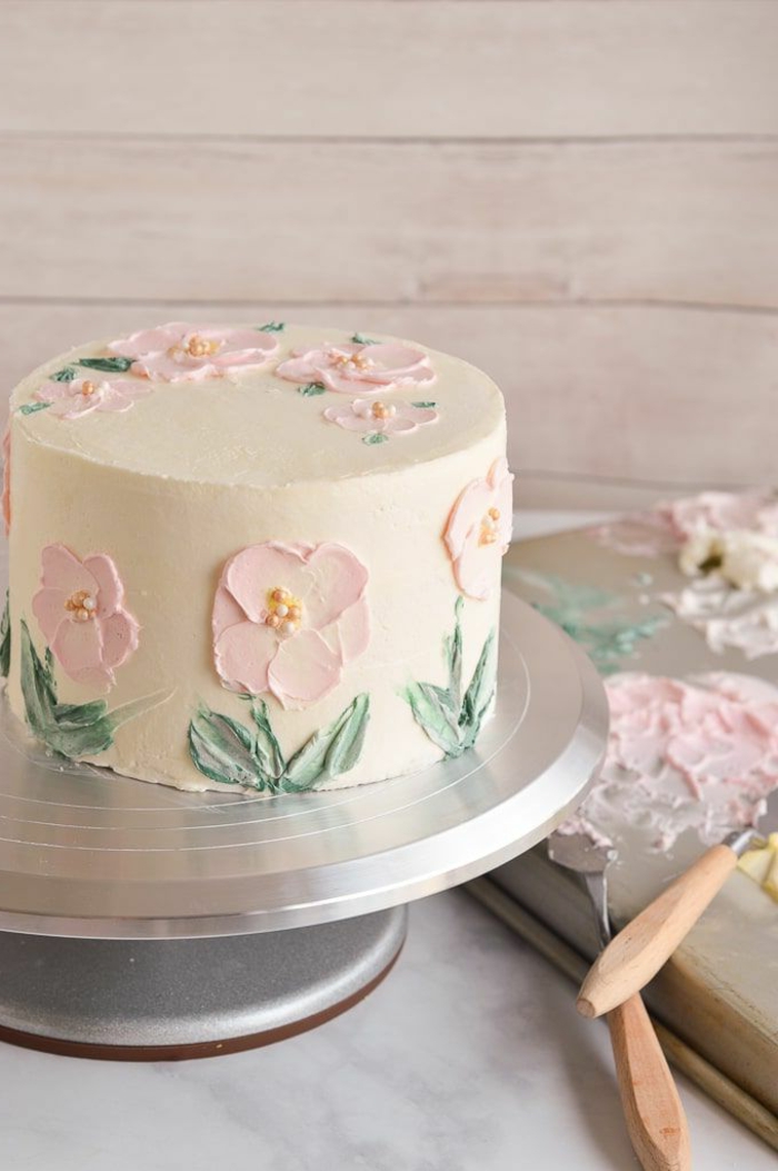 Couverture en crème frais dessiner des fleurs recette de gateau d anniversaire, faire la decoration gateau soi meme