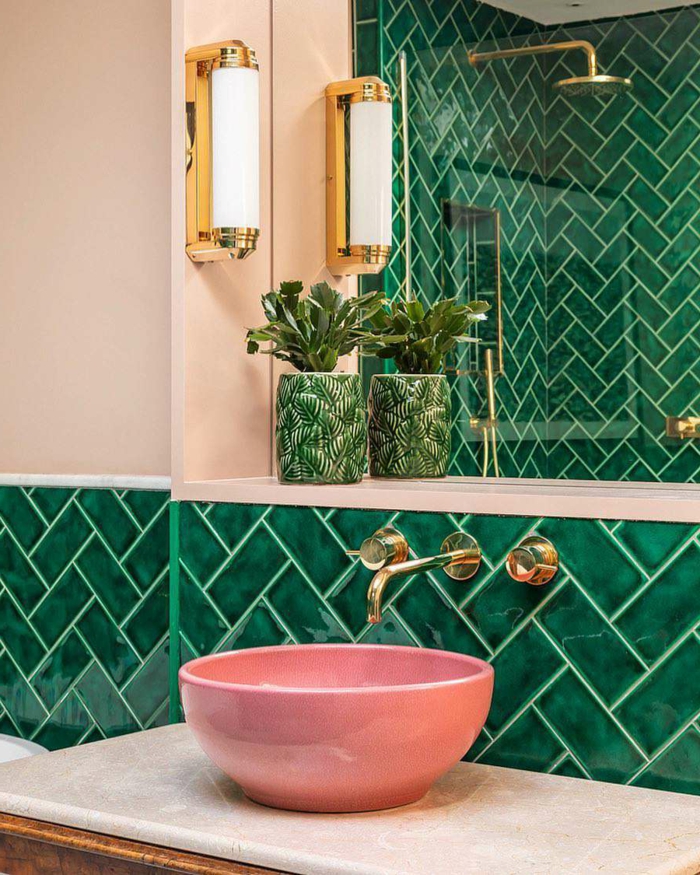 Rose lavabo et carrelage vert, mur bicolore a carrelage et peinture rose pale, modele de salle de bain, les plus belles salles de bain vertes