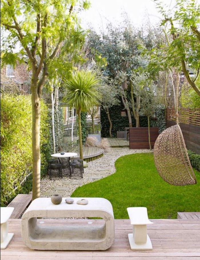 Chaise balançoire peleuse et pierres amenagement terrasse jardin, comment aménager une terrasse