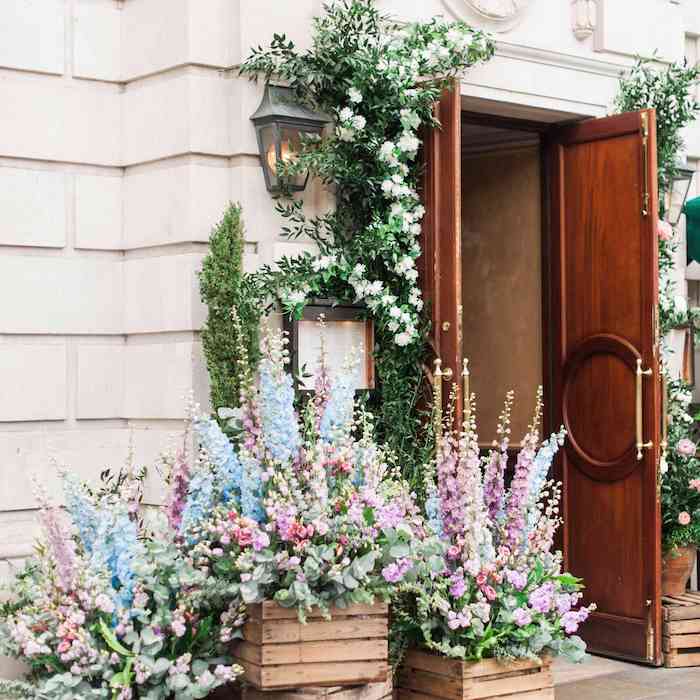 Grandes fleurs couleurs pastel deco champetre, exterieure deco mariage champetre a faire soi-meme, porte d'entree joliment décoré 