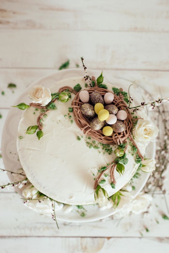 idée de gateau de paques original à faire soi-même, layer cake au glaçage blanc et génoise chocolat avec décoration de Pâques