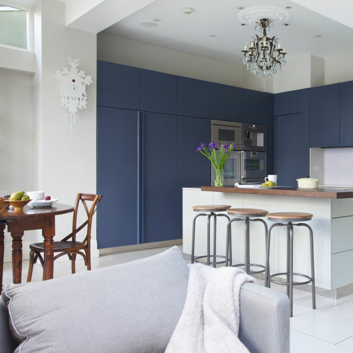 Fauteuil gris, vase avec fleurs, mur bleu et blanche bicolore, couleur bleu nuit, image les plus belles cuisines, idee couleur cuisine