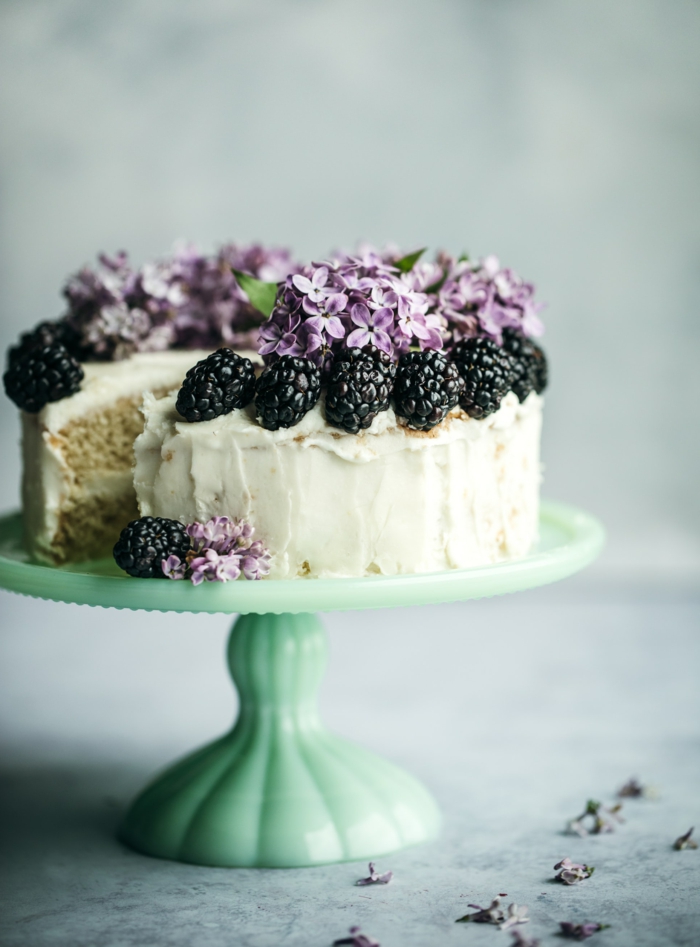 Fruits de foret et lilac sur un gateau d anniversaire facile à faire, gâteau d anniversaire original