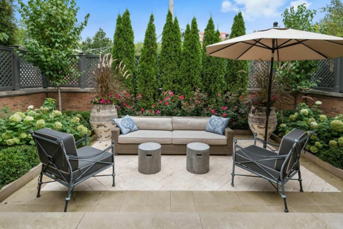 Canap\e blanc et fauteuils gris, parasol terrasse exterieur, aménager une terrasse jardin avec meubles