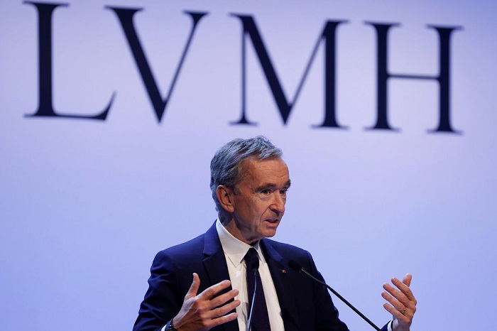 Le PDG de LVMH Bernard Arnault annonce que les usines du groupe fabriqueront gratuitement du gel hydro alcoolique