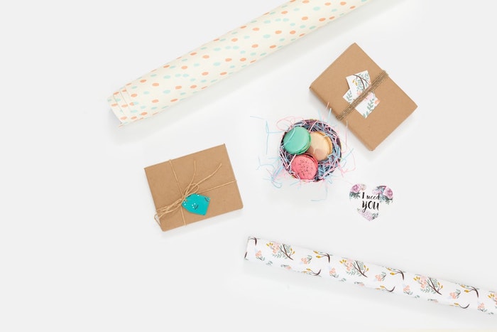 Macarons ou bonbons dans petites boites personnalisées d'un écriteau idée cadeau fait main, idee cadeau paques lapin fleurs symboles