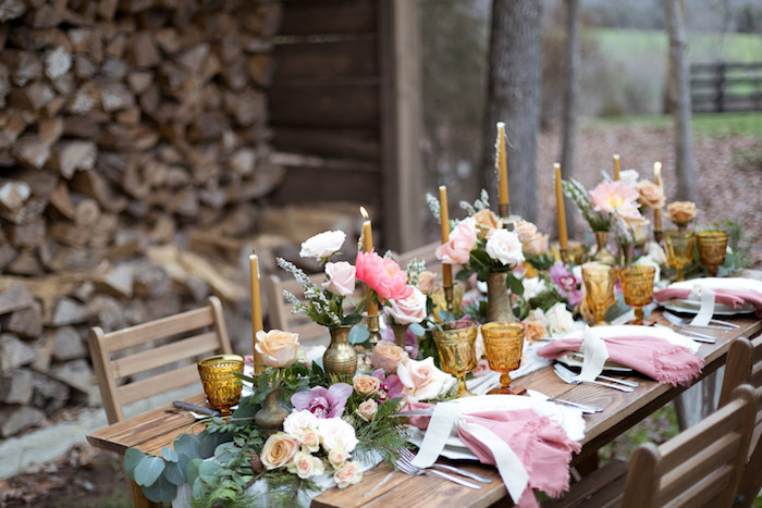 Table en bois décoré de fleurs, bougies dorés et assiettes en or, deco table mariage champetre, centre de table mariage champetre
