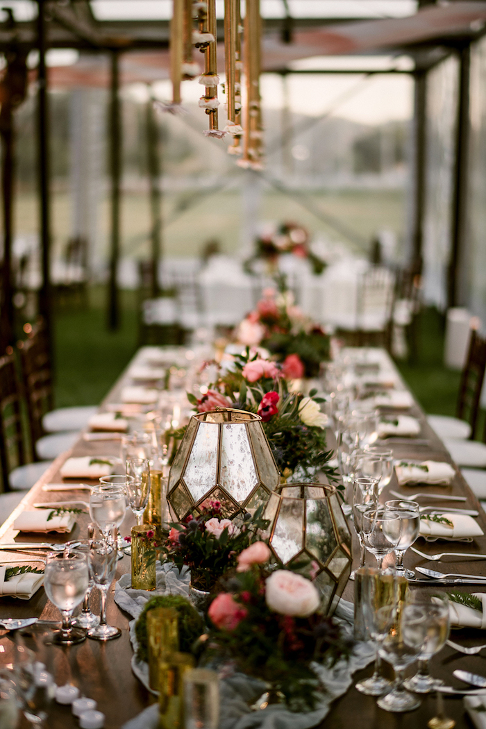 Belle table longue décorée de fleurs theme champetre, deco table mariage champetre centre fleurs