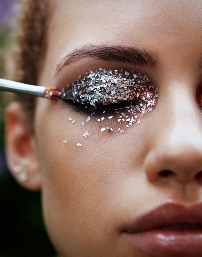 exemple comment bien se maquiller les yeux pour un festival, idée de make-up glamour avec gel pailleté en argent