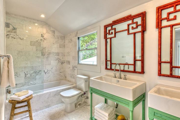 Rouge et vert détails dans la salle de bain marbre blanc et peinture blanche , inspiration salle de bain verte aménagement simple