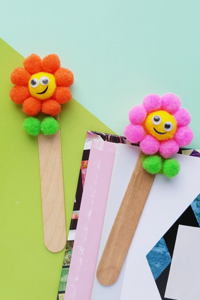 marque page diy en batonnet de glace et pompons colorés rangés pour figurer un motif fleur, activite enfant 5 ans