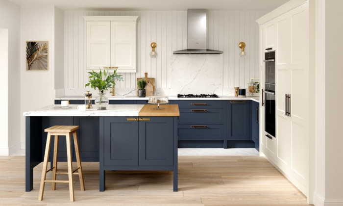 Ilot en bois et marbre, cool idée originale de design cuisine bleu marine, comment associer les couleurs 