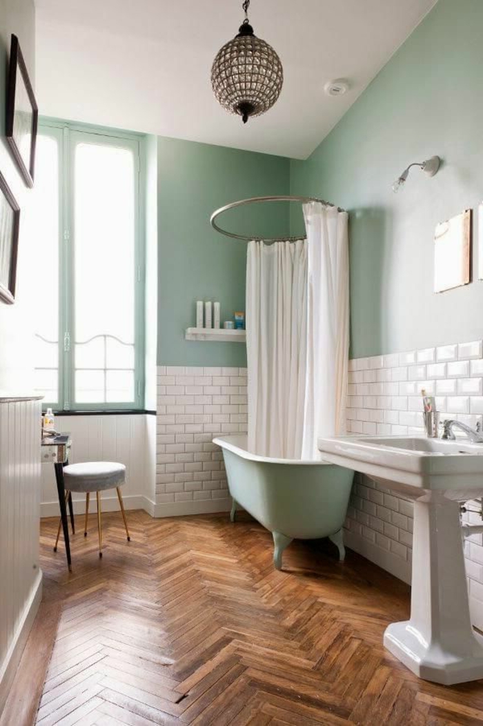 Rétro salle de bain avec baignoire et sol plancher en bois, idée peinture salle de bain vert, comment marier les couleurs