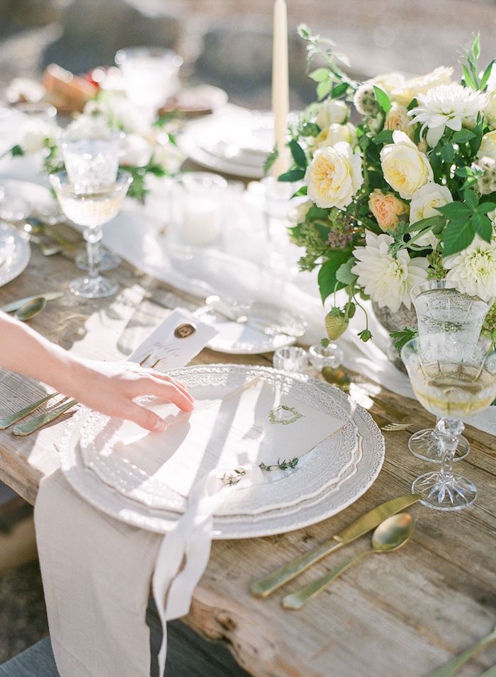 Table en bois flotté bien décoré de fleurs blanches mariage champêtre chic, theme de mariage champetre