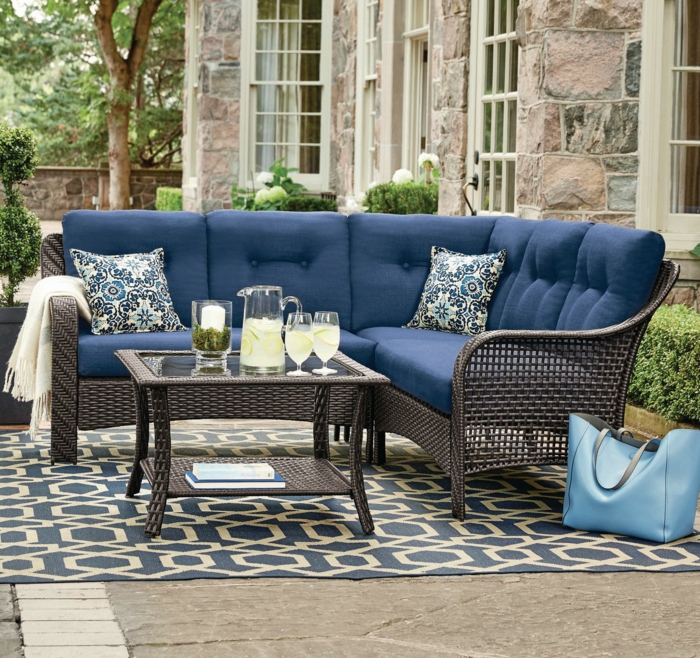 Canapé en angle blue en rotin pour la veranda bien aménagée, terrasse moderne, confort avec meubles extérieur de jardin