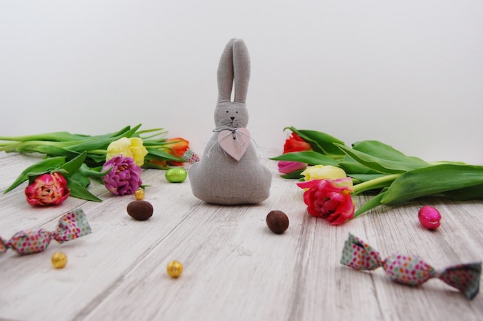 Coudre un lapin gris cadeau original a fabriquer, idee cadeau original pour les paques
