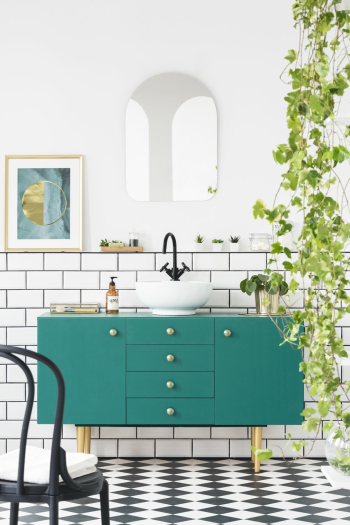 Meuble lavabo vintage à couleur vert de gris pastel, idée couleur salle de bain, décoration murale salle de bain plante verte