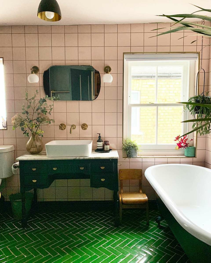 Rose carrelage sur le mur et sol vert salle de bain colorée, décoration murale salle de bain moderne