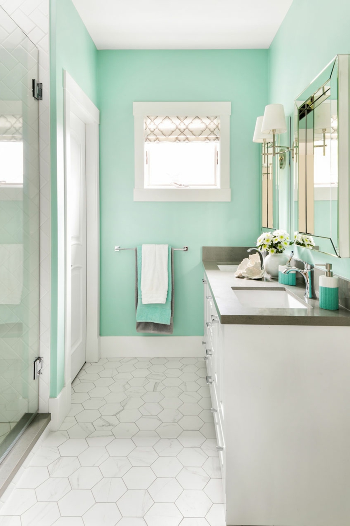 Menthe peinture mur et blanche carrelage sur le sol salle de bain vert d'eau, déco petite salle de bain, peinture vert de gris