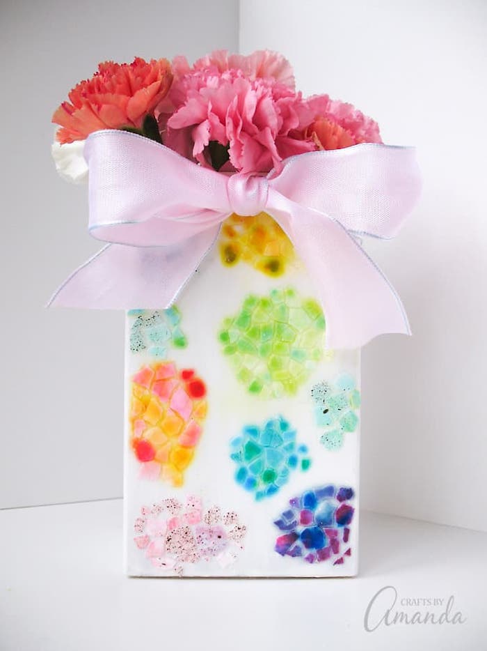 Porcelaine blanc décoré de colorés oeuf craques, bouquet cadeau a faire soi meme facile pour la fete de paques originale idee 