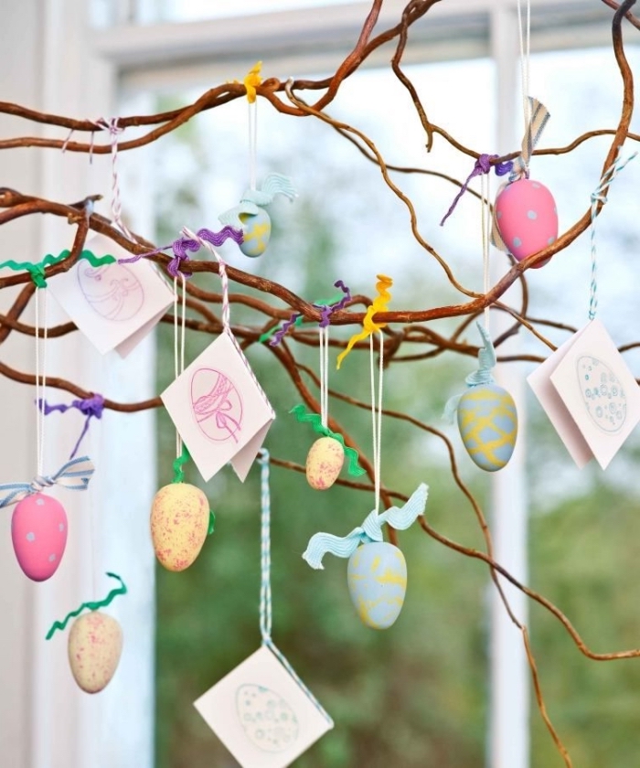 deco paques exterieur ou intérieur, exemple comment décorer un arbre avec cartes et oeufs peints pour la fête des Pâques