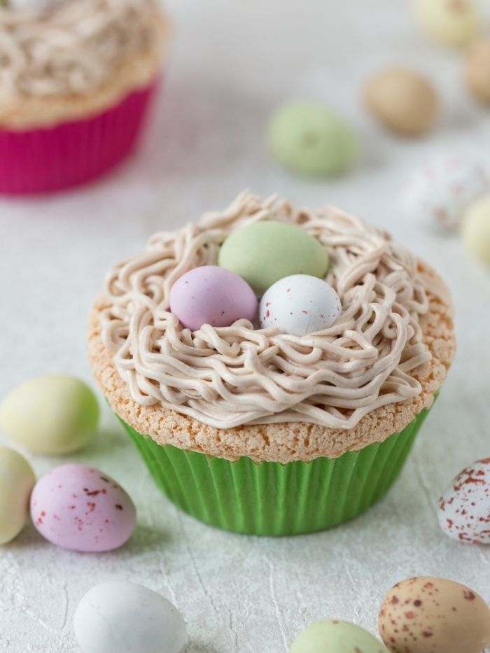 petit gateau pour paques en forme de muffin, recette cupcake croustillant avec décoration pour la fête de Pâques originale