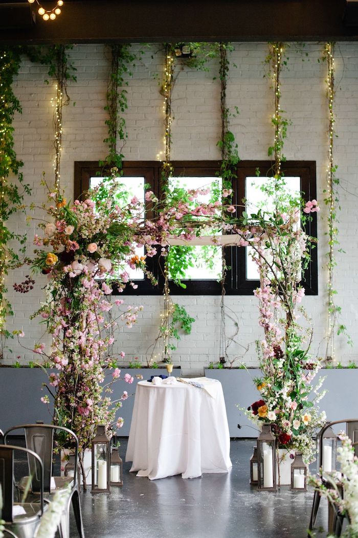 Arc fleurie decoration mariage champetre, décoration mariage champêtre table ronde avec nappe blanche 
