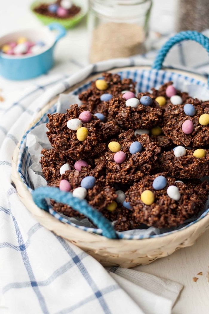 idée de mini gateau au chocolat de paques en forme de nid, recette cookies au chocolat facile avec décoration œufs en chocolat