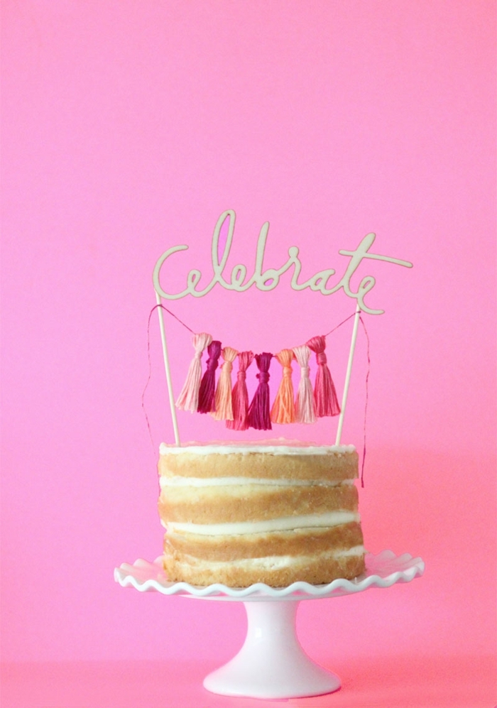 Célébrer écriteau sur gâteau style naked cake, gateau 40 ans, gateau anniversaire adulte femme chouette idée
