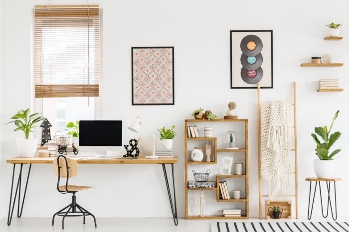 modèle de bureau en bois avec pieds en métal noirci dans un coin office à domicile aménagé avec meubles en bois clair