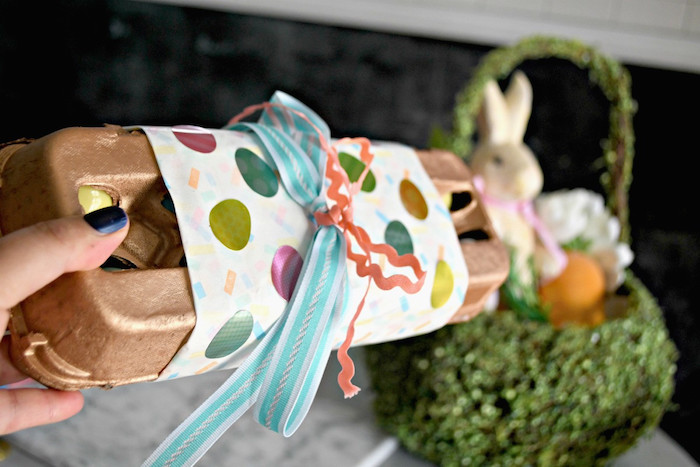 Paquet boite d'oeufs décoré de papier coloré activité manuelle paques, idee cadeau paques a faire soi meme