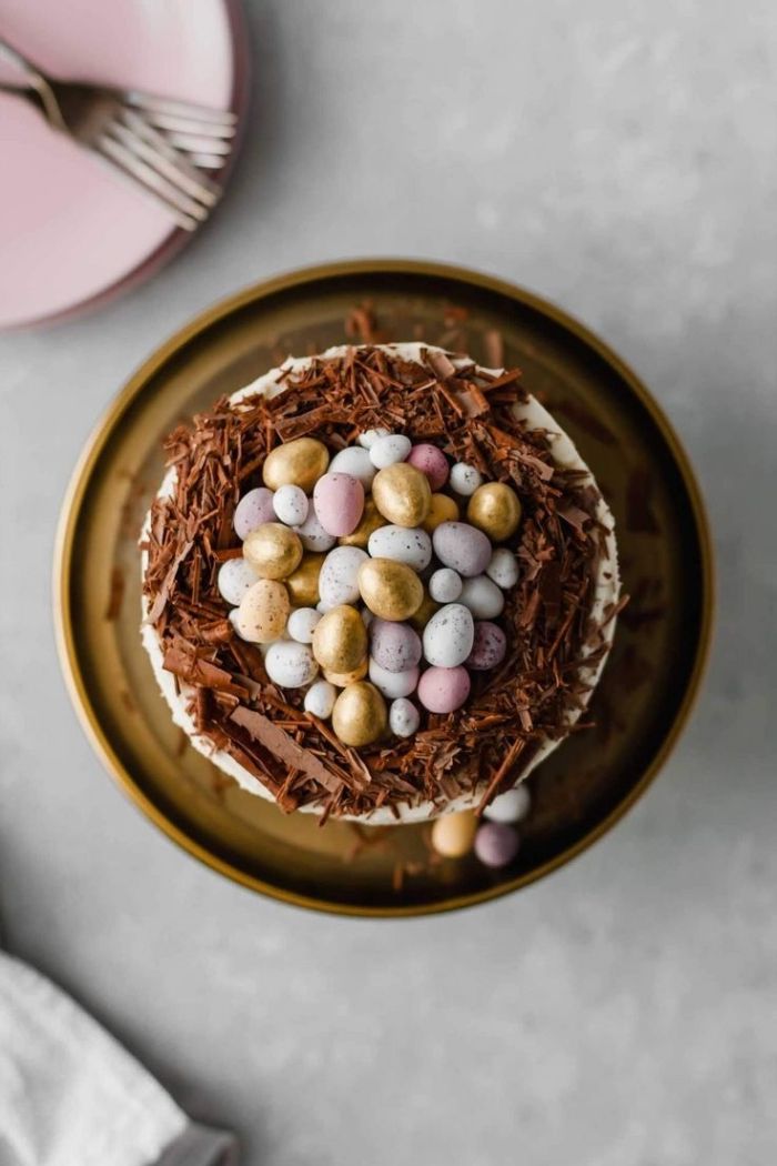 comment décorer un gateau nid de paques original avec chocolat râpé et œufs en chocolat, idée dessert au chocolat facile