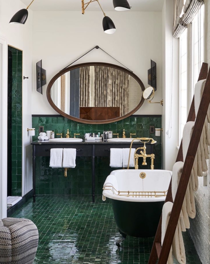 Miroir ovae peinture blanche et carrelage vert, echelle de rangement toiles, salle de bain zen, modele de salle de bain peinture vert de gris