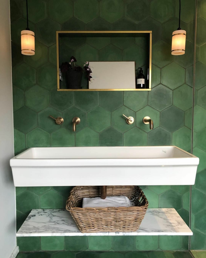 Vert carrelage hexagone, lavabo grande avec deux robinets dorés, aménagement petite salle de bain, originale idee salle de bain moderne