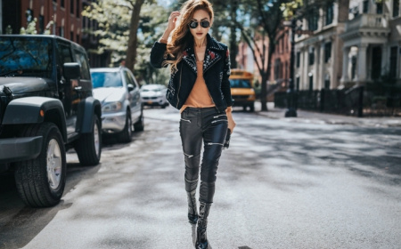 pantalon cuir noir femme style vestimentaire veste biker femme blouse beige bottes cuir noir accessoires