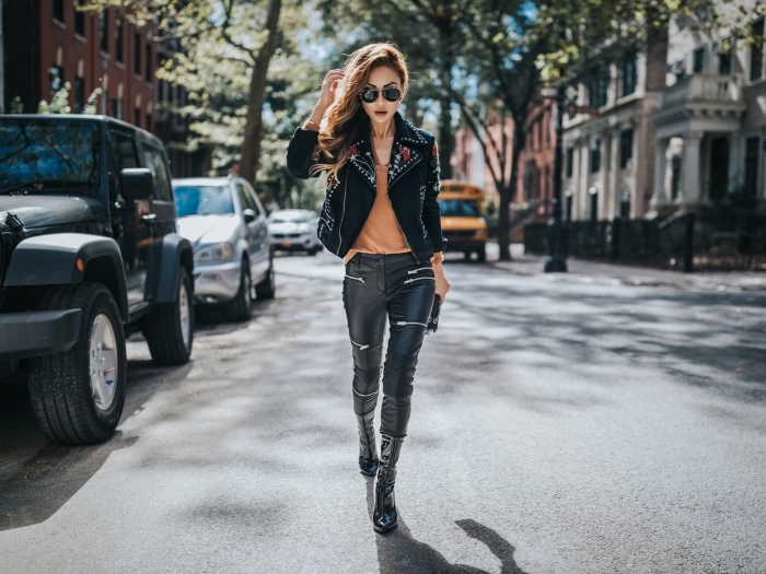 pantalon cuir noir femme style vestimentaire veste biker femme blouse beige bottes cuir noir accessoires