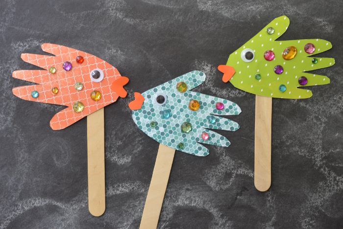 activité manuelle été maternelle avec des empreintes de main dans papier, fabriquer un poisson de papier décoré de strass, petit pantin simple a faire soi meme