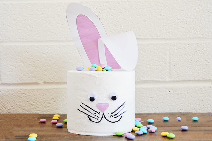 Originale idée papier blanche pleine de bonbons avec oreilles de lapin en carton, deco de paques a faire soi meme, cadeau a faire soi meme
