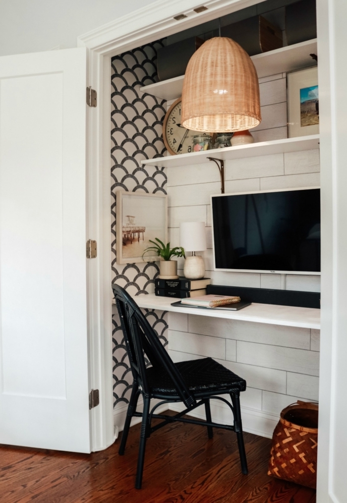 agencement coin travail à domicile dans petit espace, idee bureau de travail maison avec planche bois blanc et rangement mural